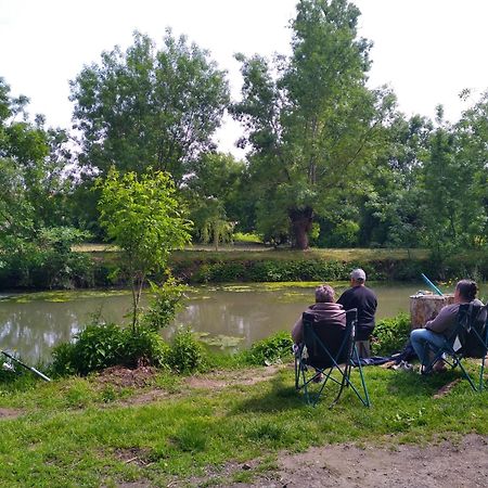 La Ferme Du Marais Poitevin - Roulotte Otel Benet Dış mekan fotoğraf