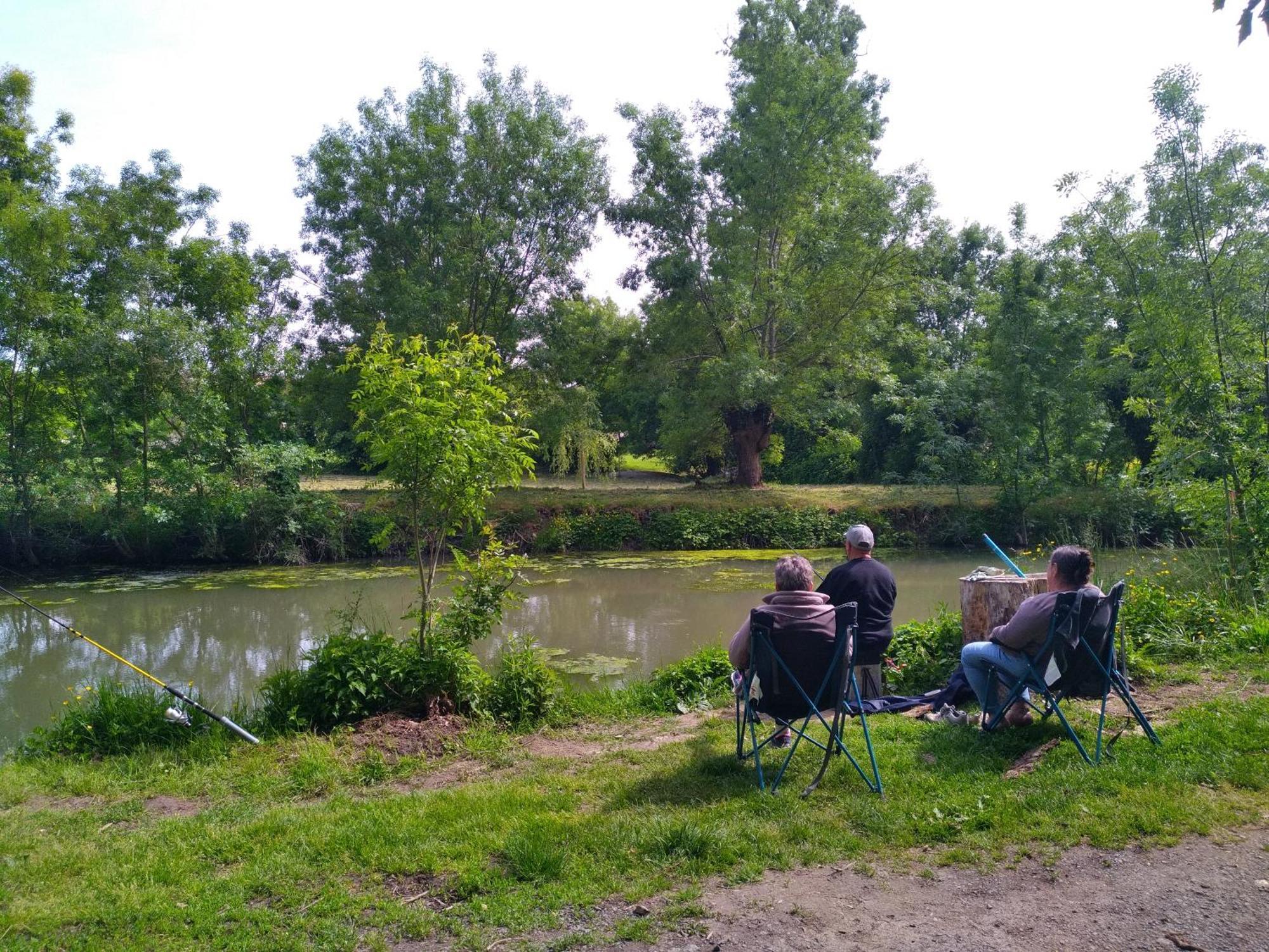 La Ferme Du Marais Poitevin - Roulotte Otel Benet Dış mekan fotoğraf