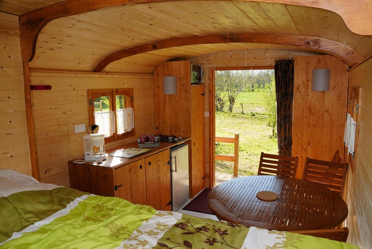 La Ferme Du Marais Poitevin - Roulotte Otel Benet Dış mekan fotoğraf