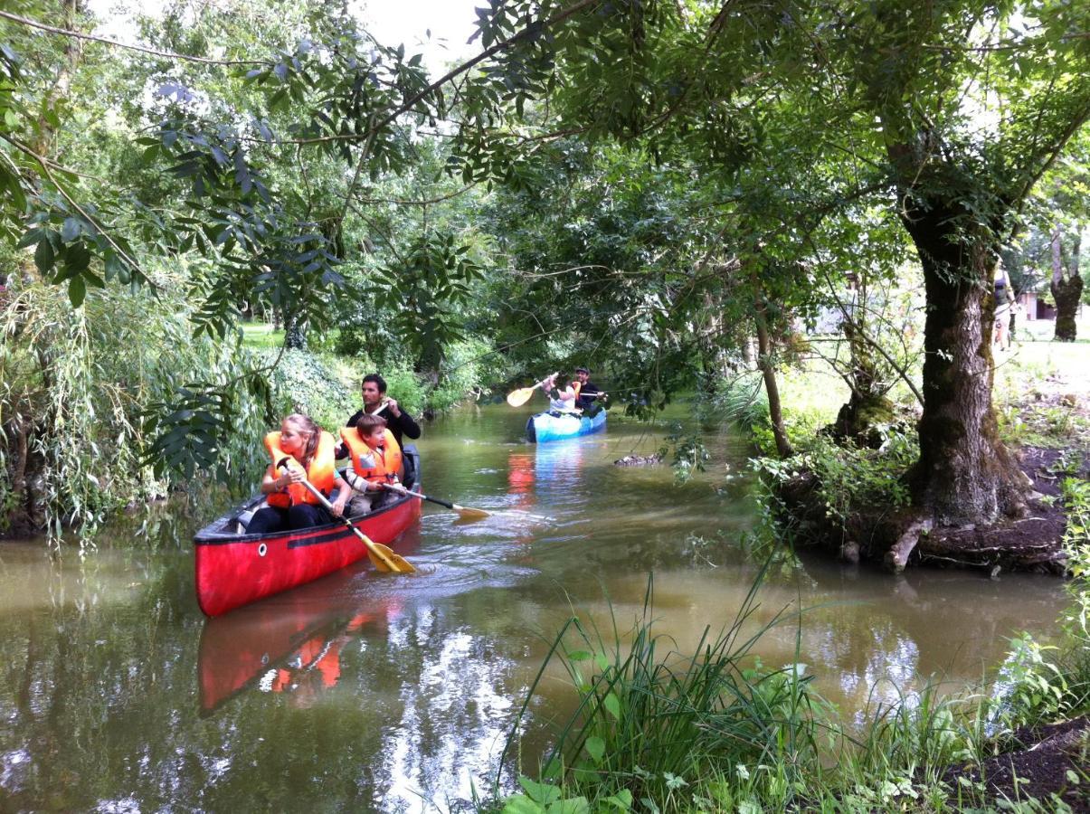 La Ferme Du Marais Poitevin - Roulotte Otel Benet Dış mekan fotoğraf