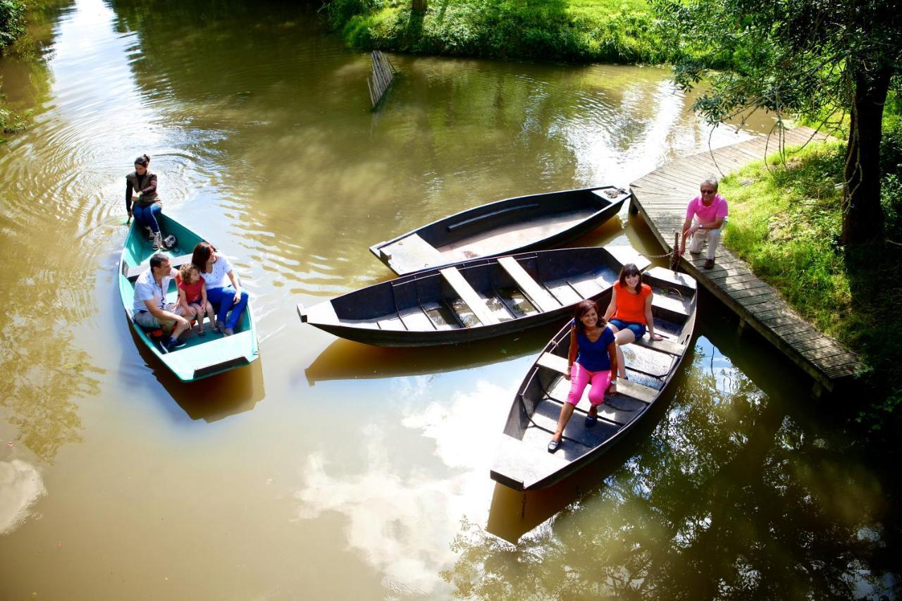 La Ferme Du Marais Poitevin - Roulotte Otel Benet Dış mekan fotoğraf
